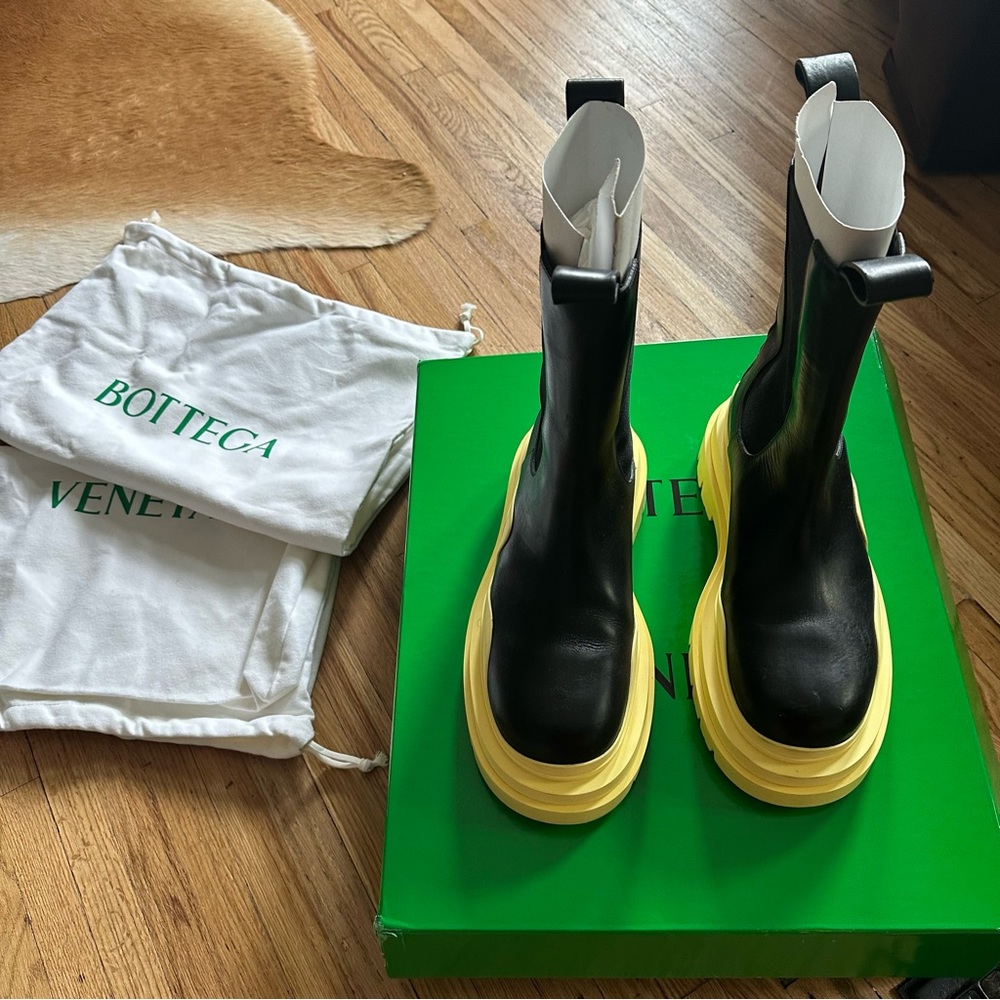 Bottega Veneta Black & Yellow Tire Chelsea Boots - Authenticated